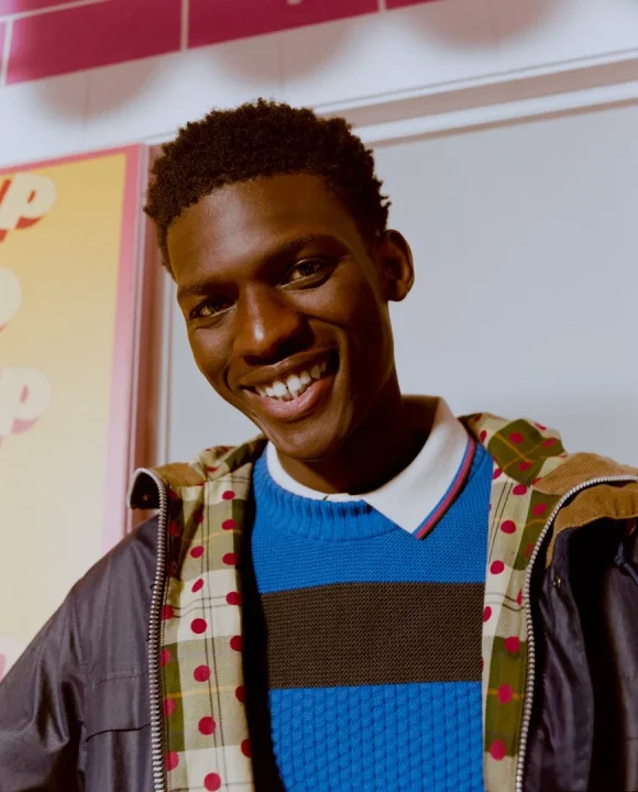 水玉模様の裏地があるジャケットを着用した男性モデル