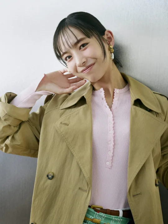 笑顔の若い日本人女性