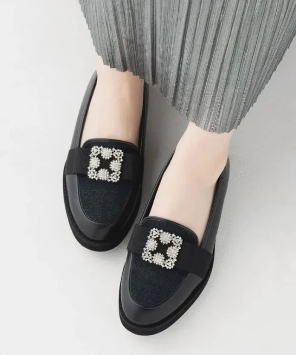 ビジューの飾りが付いた黒いローファー