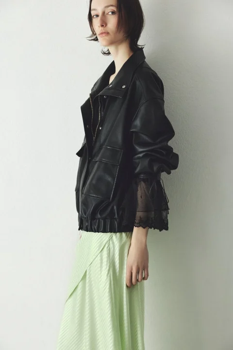 黒いレザージャケットとミントグリーンのロングスカート