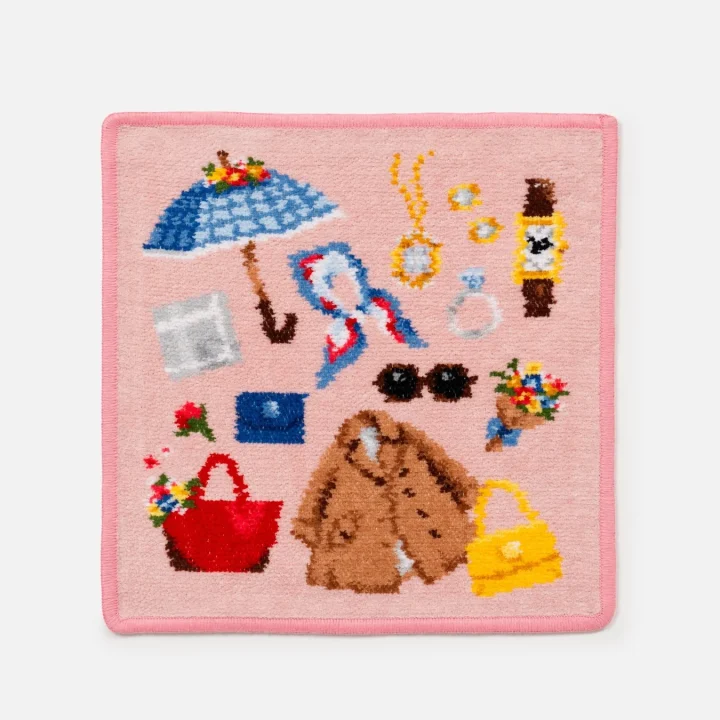 ピンクのハンカチにファッションアイテムが描かれたデザイン