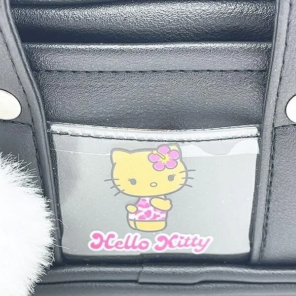 黒い小物にハローキティのイラストが描かれた透明な窓があるクローズアップ画像