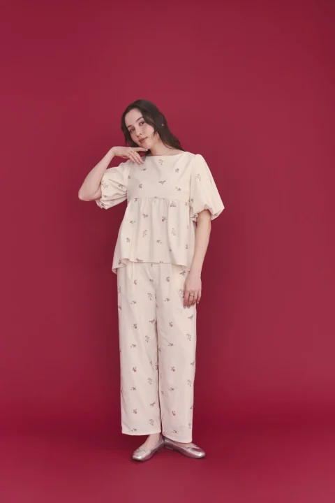 総柄刺繍ペプラムトップスとストレートパンツのセットアップ