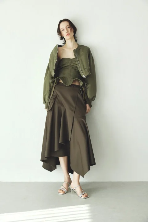 オリーブグリーンのボンバージャケットとアシンメトリースカート