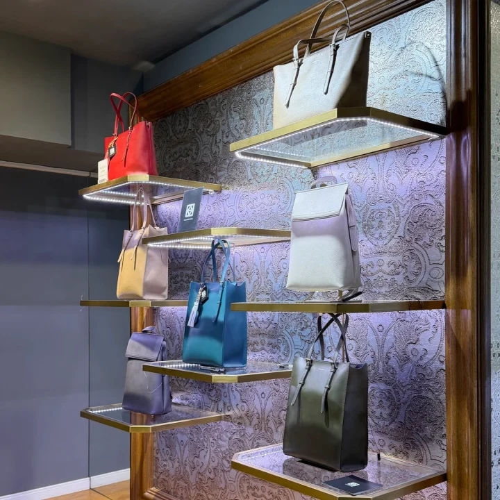 様々な色のハンドバッグやリュックサックが陳列されている様子