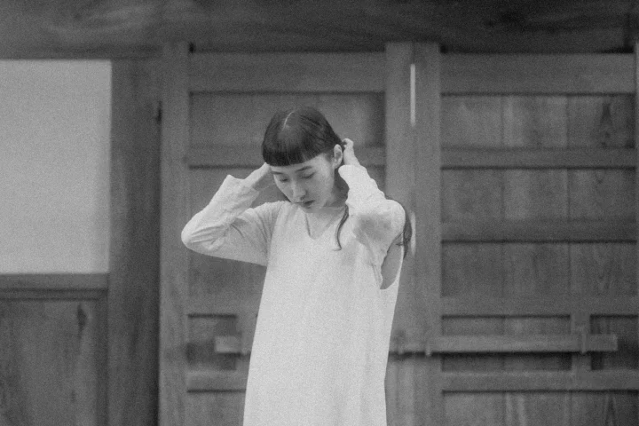 モノクロで撮影された女性のポートレート