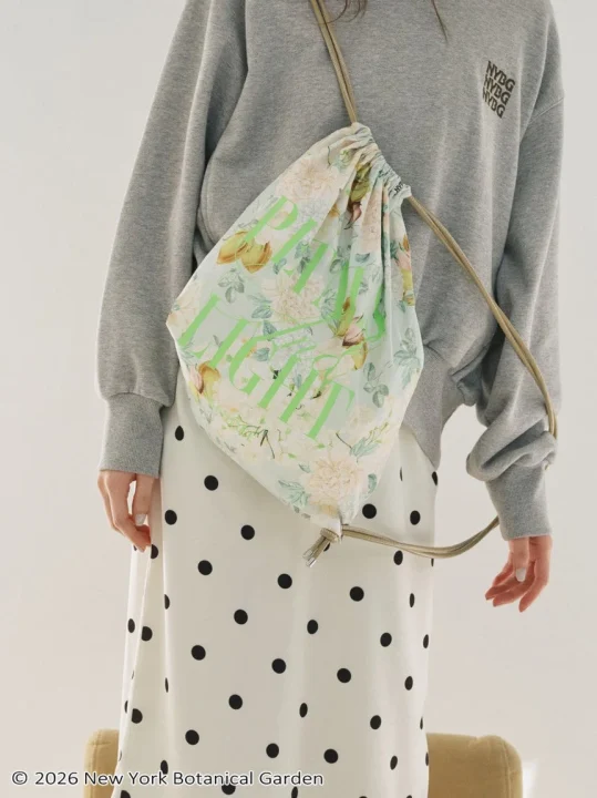 スウェット、ドット柄スカート、花柄バッグ