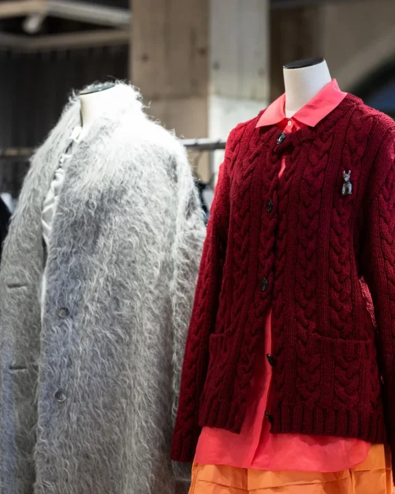 マネキンに着せられた衣料品