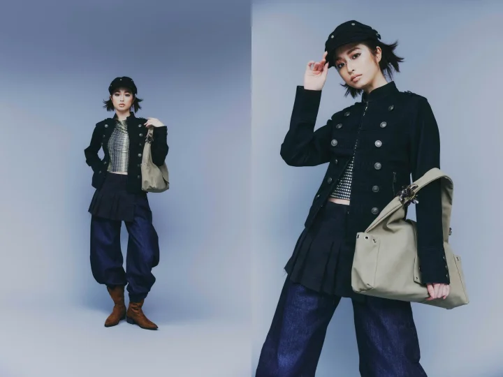 女性、ミリタリージャケット、キャップ、ハンドバッグ