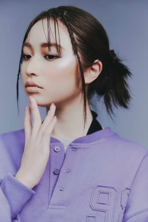 女性、パープルスウェット、リップピアス、光沢メイク