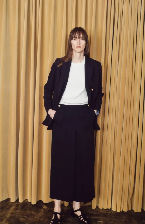 ネイビーのブレザー、白いTシャツ、ワイドパンツの女性