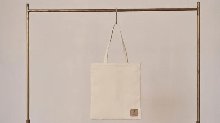 キャンバス素材のTh.anトート