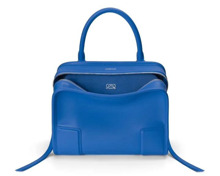 鮮やかな青色のロエベのハンドバッグ