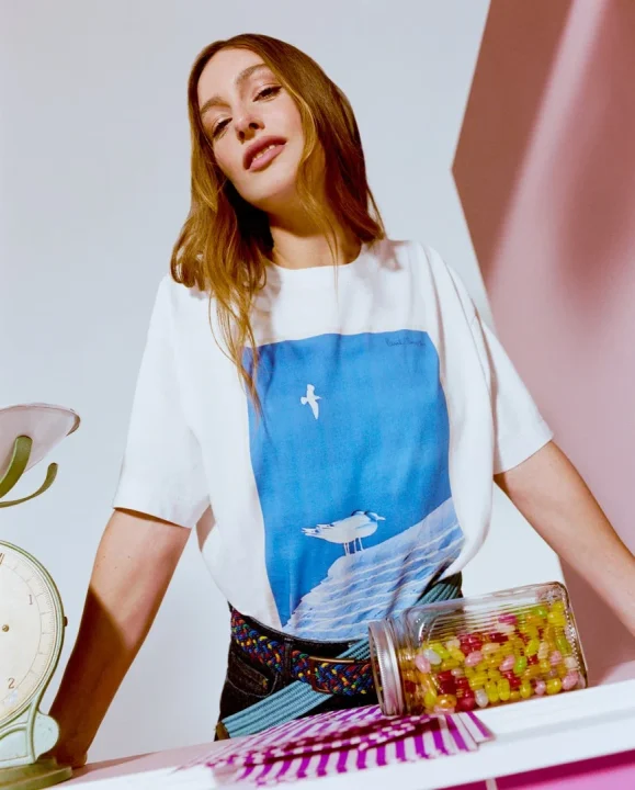 カモメと波のTシャツを着た女性モデル