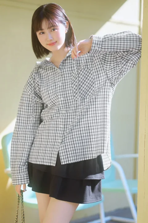 チェック柄のシャツとミニスカートを着用した原菜乃華さん