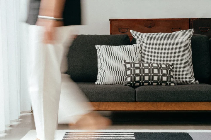 ソファとモノトーンのクッション