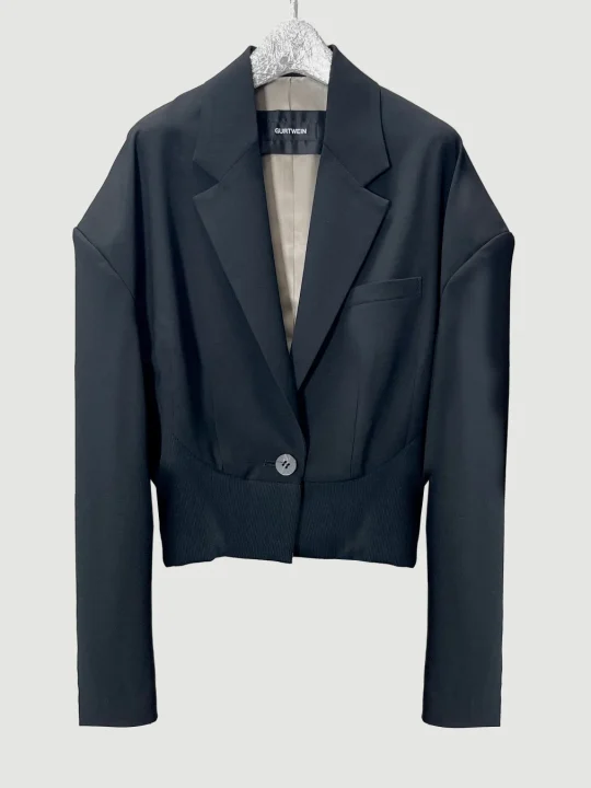 黒いクロップド丈ジャケット