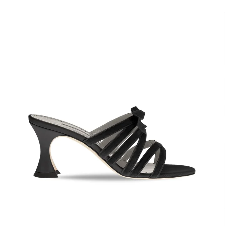 マノロ ブラニクの黒いサンダル