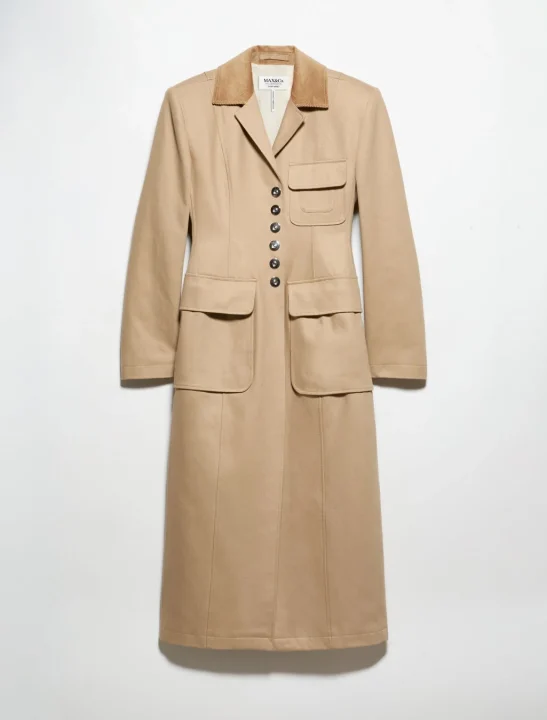 ベージュのロングコート