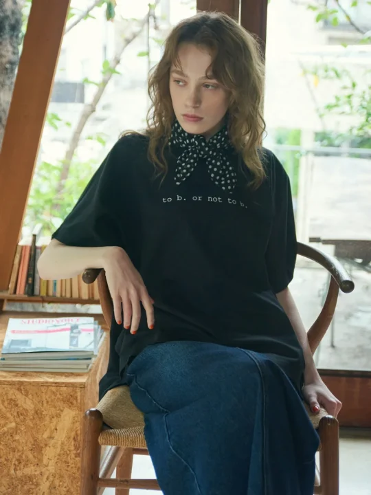 黒いTシャツとデニムを着用したモデル