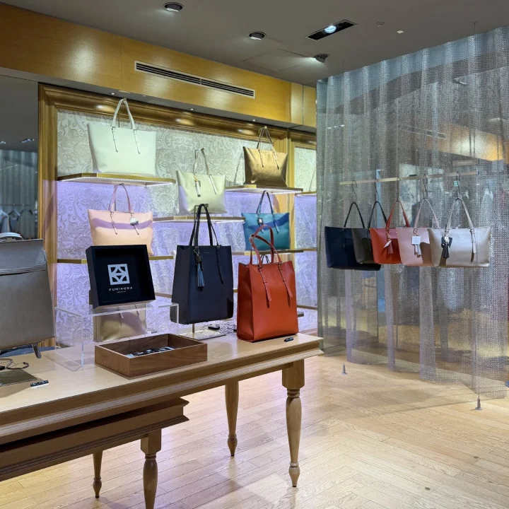FUMIKODAのハンドバッグが多数展示されている店舗の様子