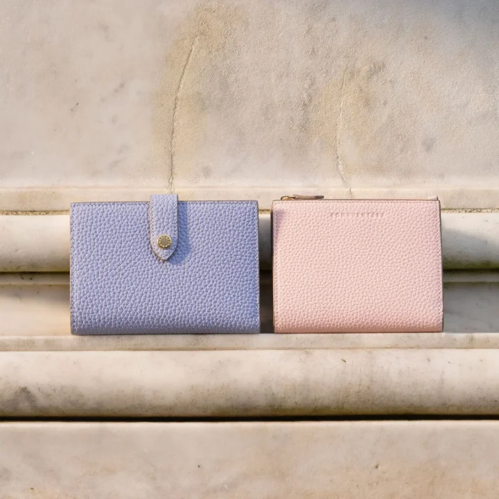 淡い青とピンクの革製ウォレット