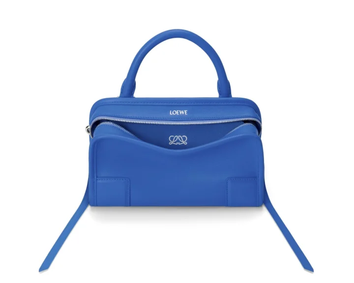 鮮やかな青色のロエベのハンドバッグ