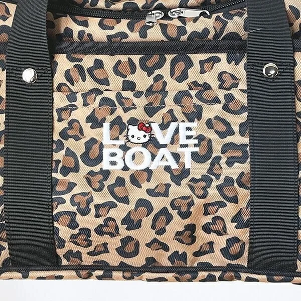 レオパード柄のスクールバッグのロゴ