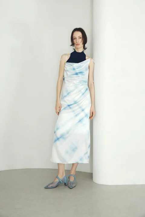 青いタイダイ柄のドレス