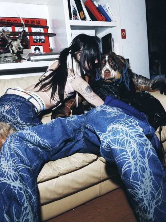 TOKU氏の作品が施されたデニムを着用する女性