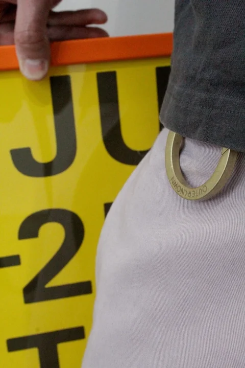 カラビナがアクセントのチノパンツ