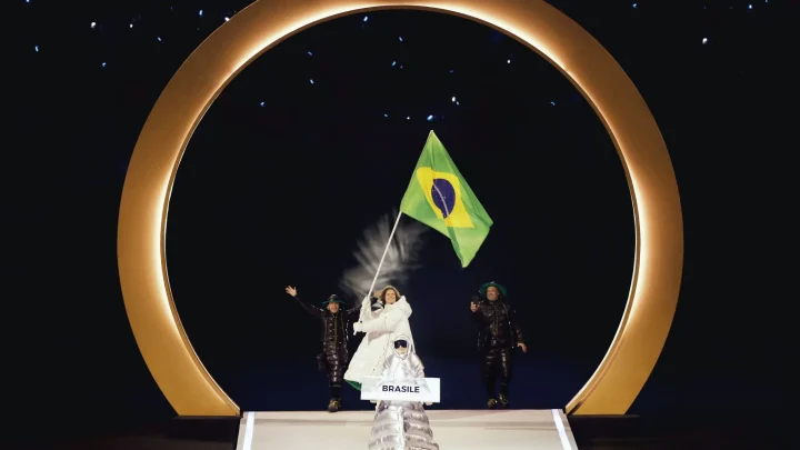 開会式で旗を掲げる選手団