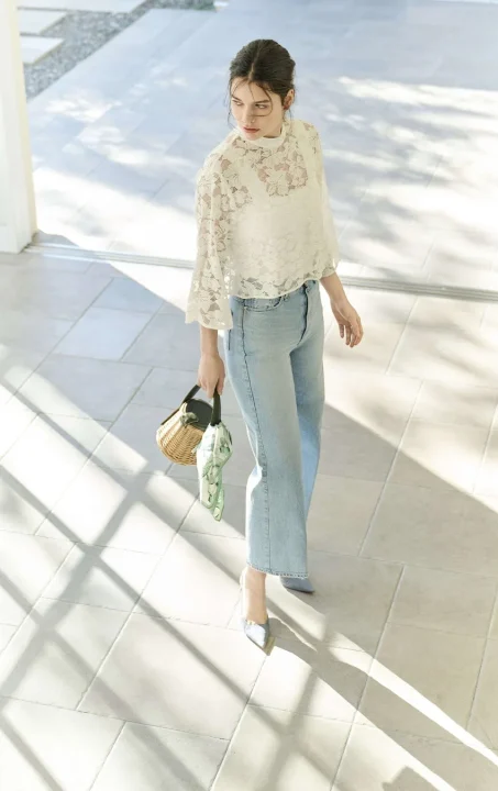 レースブラウスとデニム