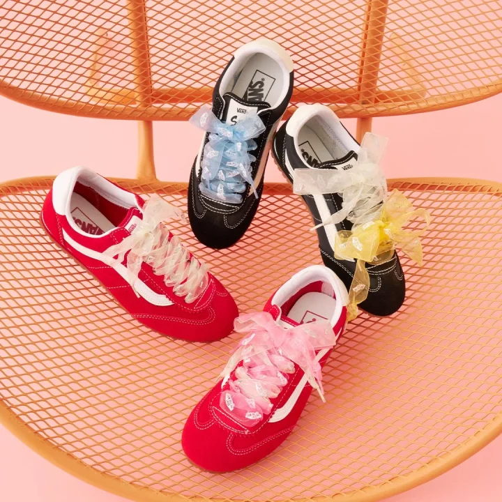 ピンクの背景にメッシュチェアとVANSスニーカー、リボン