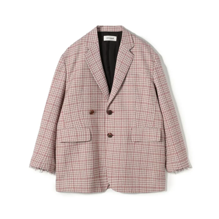 ピンクベージュ系のチェック柄ダブルブレストジャケット