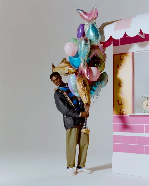 風船を持つ男性