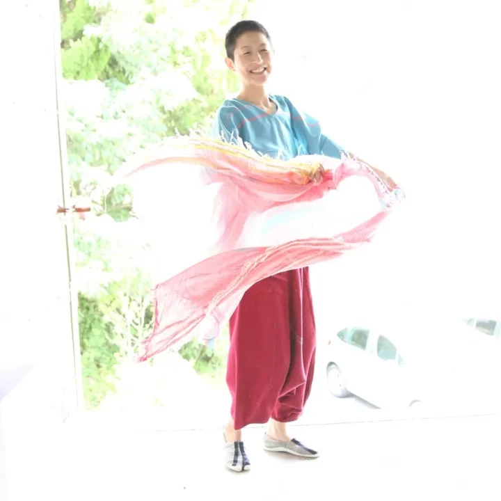 笑顔の女性とカラフルなスカーフ