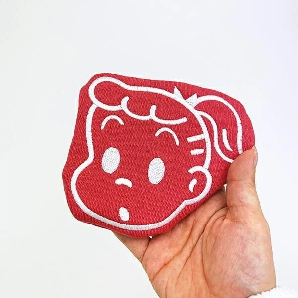 手に持ったジルのフェイスポーチ