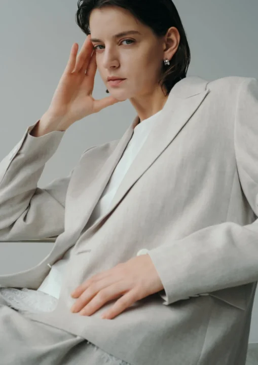 ミニマルで洗練された印象のブレザースタイル