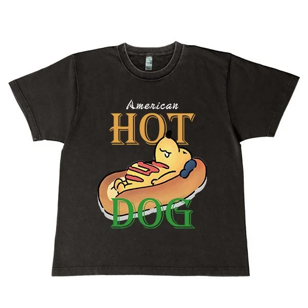 黒いTシャツに、ホットドッグのバンズの中で寝ている犬のキャラクターが描かれています。「American HOT DOG」の文字もデザインされた、ユニークなTシャツです。