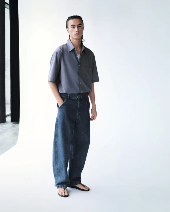 グレーシャツとデニムの男性