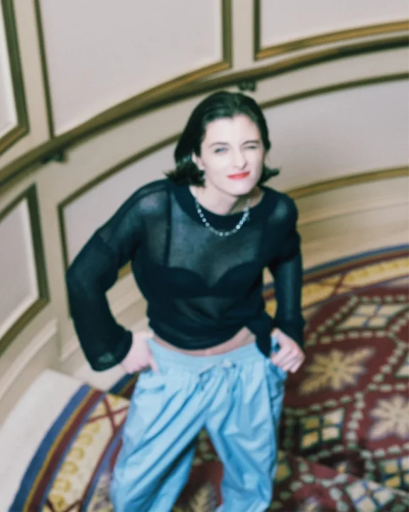 シアーシャツとトラックスーツパンツを着用した女性