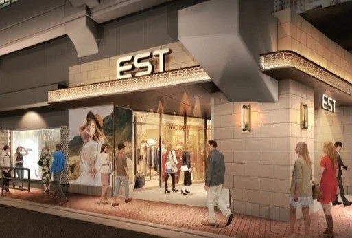 夜のエストの賑わい