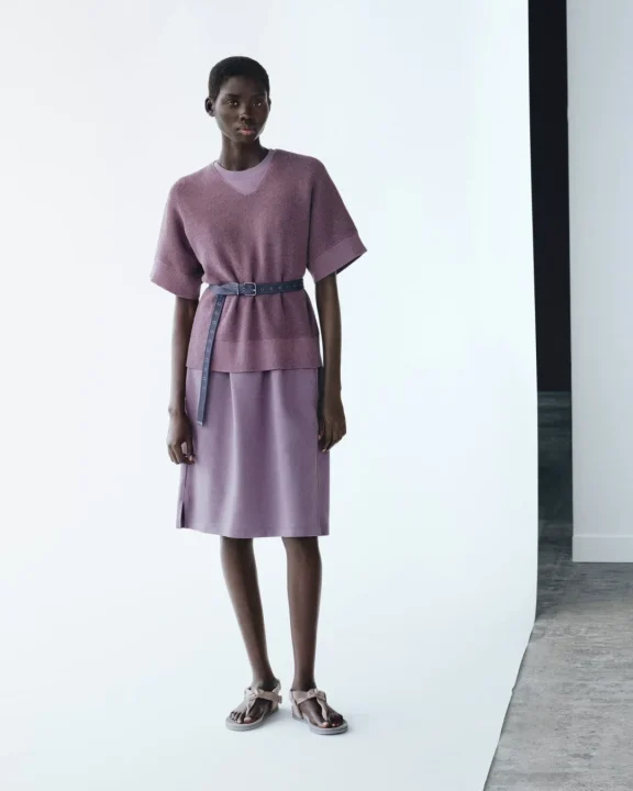 ラベンダーニットワンピースの女性