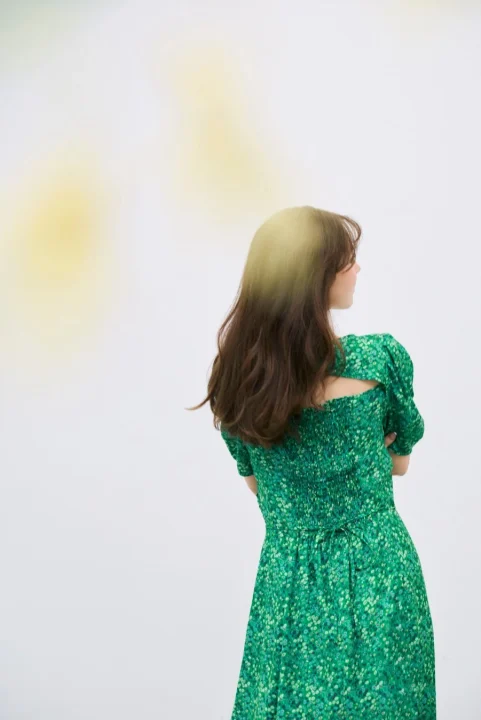 緑色の小花柄ドレス、後ろ姿