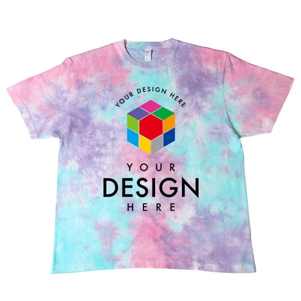 ピンク、紫、青のタイダイ柄Tシャツで、中央には「YOUR DESIGN HERE」の文字とカラフルな立方体のデザインが施されています。