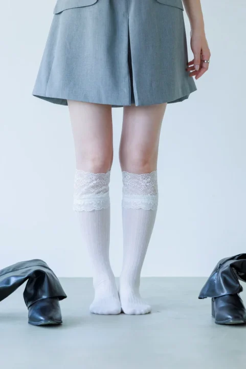 灰色のミニスカートと白いレース付きニーハイソックス