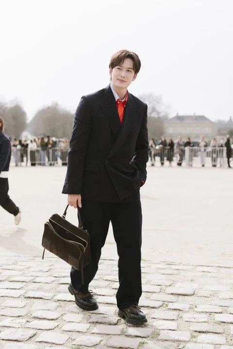 岡田将生さんの全身ショット