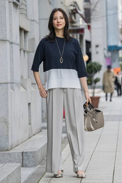 紺と白のトップスとワイドパンツ
