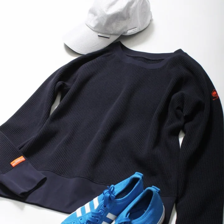 ネイビーのワッフル生地トップス